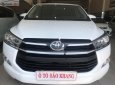 Toyota Innova 2.0E 2018 - Bán Toyota Innova 2.0E năm 2018, màu trắng số sàn, 750 triệu