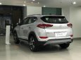 Hyundai Tucson 2.0 2018 - Bán Hyundai Tucson bạc xe có sẵn giao ngay, hỗ trợ vay trả góp, LH để được giá tốt nhất, Hotline 0903175312