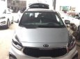 Kia Rondo   2.0MT 2017 - Bán Kia Rondo 2.0MT đời 2017, màu bạc số sàn