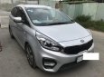 Kia Rondo   2.0MT 2017 - Bán Kia Rondo 2.0MT đời 2017, màu bạc số sàn