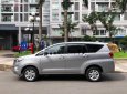 Toyota Innova E   2017 - Bán xe Toyota Innova E đời 2017, màu bạc số sàn