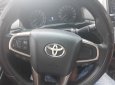 Toyota Innova 2.0E MT 2017 - Bán Toyota Innova 2.0E màu xám chuột, số sàn, sản xuất 2017 biển tỉnh đi đúng 35000km