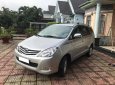 Toyota Innova 2010 - Cần bán gấp Toyota Innova 2010 số sàn, xe màu bạc