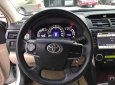 Toyota Camry 2.0E 2013 - Cần bán Toyota Camry 2.0E năm 2013, màu bạc như mới, giá tốt