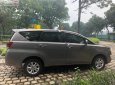 Toyota Innova 2.0E 2017 - Bán Toyota Innova 2.0E đời 2017, màu nâu, số sàn