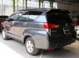 Toyota Innova E 2.0MT 2017 - Bán ô tô Toyota Innova E 2.0MT đời 2017, màu xám, giá tốt