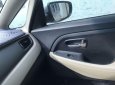 Kia Rondo GAT 2.0 2017 - Cần bán lại xe Kia Rondo GAT 2.0 năm 2017, màu bạc xe gia đình
