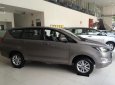 Toyota Innova  2.0E MT 2018 - Bán ô tô Toyota Innova đời 2018, màu xám, giá tốt