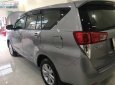 Toyota Innova 2.0E 2017 - Bán xe Toyota Innova 2.0E đời 2017, màu bạc số sàn