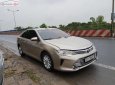 Toyota Camry 2.0E 2016 - Bán xe Camry 2.0E sản xuất năm 2016, số tự động, máy xăng, màu vàng cát, nội thất màu kem, đã đi 45000 km