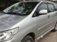 Toyota Innova  2.0E 2013 - Cần bán Toyota Innova 2.0E sản xuất năm 2013, màu bạc xe gia đình