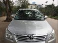 Toyota Innova  2.0E 2013 - Cần bán Toyota Innova 2.0E sản xuất năm 2013, màu bạc xe gia đình