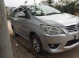 Toyota Innova  2.0E 2013 - Cần bán Toyota Innova 2.0E sản xuất năm 2013, màu bạc xe gia đình