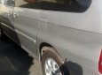 Kia Carnival 2.5 MT 2006 - Cần bán gấp xe Kia Carnival 7 chỗ, Sx 2006, số tay, máy xăng, màu bạ, nội thất màu ghi, đã đi 104000 km