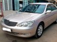 Toyota Camry 3.0 2002 - Cần bán Toyota Camry 3.0 sản xuất 2002, màu vàng giá cạnh tranh