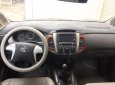 Toyota Innova E 2013 - Bán xe Toyota Innova 2013 số sàn, màu bạc form mới