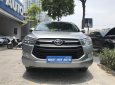 Toyota Innova 2.0E 2017 - Bán Toyota Innova 2.0E đời 2017, màu bạc, xe gia đình