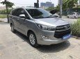 Toyota Innova 2.0E 2017 - Bán Toyota Innova 2.0E đời 2017, màu bạc, xe gia đình