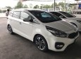 Kia Rondo GMT 2017 - Bán Kia Rondo GMT 2.0 máy xăng số sàn màu trắng sản xuất 2017 mẫu mới