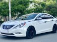 Hyundai Sonata 2.0 2011 - Bán xe Hyundai Sonata sx 2011 màu trắng cực đẹp, xe cũ nhưng đi kỹ giữ gìn