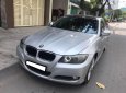 BMW 3 Series 320i  2009 - Gia đình cần bán BMW 320i đời 2009 số tự động, màu bạc,