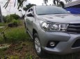 Toyota Hilux 2.4E 4x2 MT 2017 - Bán ô tô Toyota Hilux 2.4E 4x2 MT 2017, màu bạc, xe nhập còn mới