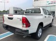 Toyota Hilux 2019 - Bán Toyota Hilux 2.4E 4x2 AT năm sản xuất 2019, màu trắng, xe nhập