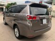 Toyota Innova 2.0E 2018 - Cần bán Toyota Innova 2.0E đời 2018, màu nâu số sàn, giá 656tr