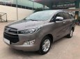 Toyota Innova 2.0E 2018 - Cần bán Toyota Innova 2.0E đời 2018, màu nâu số sàn, giá 656tr