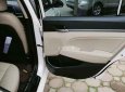 Hyundai Elantra   2018 - Cần bán lại xe Hyundai Elantra 2018, màu trắng số tự động