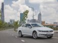 Volkswagen Passat   2017 - Volkswagen Passat Bluemotion High nhập khẩu nguyên chiếc, xe sẵn, tặng 100% phí trước bạ . Giảm tiền lên 240tr