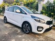 Kia Rondo MT 2020 - Gia đình tôi cần bán Kia Rondo 2020, số sàn, màu trắng tinh mơ đẹp