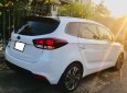 Kia Rondo MT 2020 - Gia đình tôi cần bán Kia Rondo 2020, số sàn, màu trắng tinh mơ đẹp