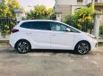 Kia Rondo MT 2020 - Gia đình tôi cần bán Kia Rondo 2020, số sàn, màu trắng tinh mơ đẹp