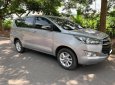 Toyota Innova 2017 - Nhà mình cần bán Toyota Innova 2017, số sàn, màu xám