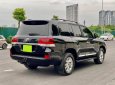 Toyota Land Cruiser 2015 - Nhà cần bán Toyota Lancuiser VX 2015, số tự động, màu đen