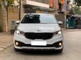 Kia Sedona 2017 - Nhà cần bán Kia Sedona 2017, màu trắng, số tự động, máy dầu