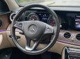 Mercedes-Benz E200 2017 - Tôi cần bán Mercedes E200 Exclusive, sản xuất 2017, số tự động, màu trắng