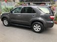 Toyota Fortuner 2011 - Nhà cần bán Toyota Fortuner 2011, tự động, máy xăng, hai cầu, màu xám chì