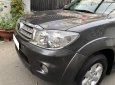 Toyota Fortuner 2011 - Nhà cần bán Toyota Fortuner 2011, tự động, máy xăng, hai cầu, màu xám chì