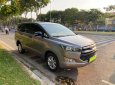 Toyota Innova 2017 - Gia đình mình cần bán Toyota Innova đời 2017, số sàn, màu xám