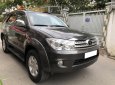 Toyota Fortuner 2011 - Nhà cần bán Toyota Fortuner 2011, tự động, máy xăng, hai cầu, màu xám chì