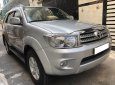 Toyota Fortuner 2010 - Tôi cần bán Toyota Fortuner 2010, số tự động, máy xăng, màu bạc