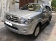 Toyota Fortuner 2010 - Tôi cần bán Toyota Fortuner 2010, số tự động, máy xăng, màu bạc