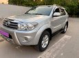 Toyota Fortuner 2012 - Nhà cần bán Toyota Fortuner 2012, số tự động, máy xăng, hai cầu, màu bạc