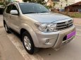 Toyota Fortuner 2012 - Nhà cần bán Toyota Fortuner 2012, số tự động, máy xăng, hai cầu, màu bạc