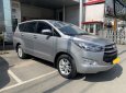 Toyota Innova E 2019 - Cần bán gấp Toyota Innova E đời 2019, màu bạc