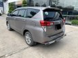 Toyota Innova 2.0E 2018 - Bán Toyota Innova 2.0E đời 2018, màu nâu