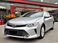 Toyota Camry E 2015 - Cần bán xe Toyota Camry 2.0E 2015 màu bạc, xe đẹp đi kĩ, chính hãng Toyota Sure