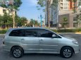 Toyota Innova   2.0E  2015 - Bán ô tô Toyota Innova 2.0E đời 2015, màu bạc xe gia đình, giá chỉ 399 triệu